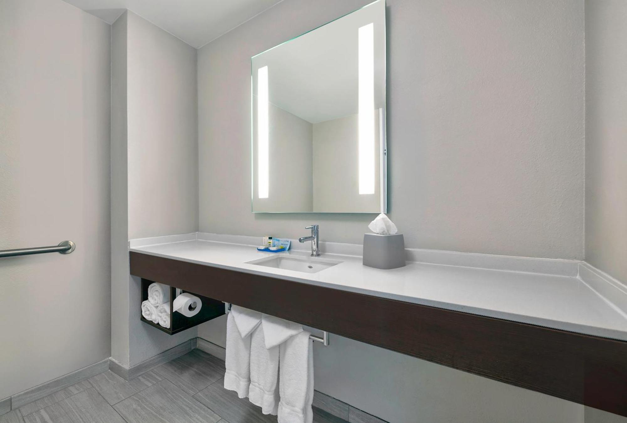 Holiday Inn Express & Suites Kansas City Airport By Ihg Extérieur photo