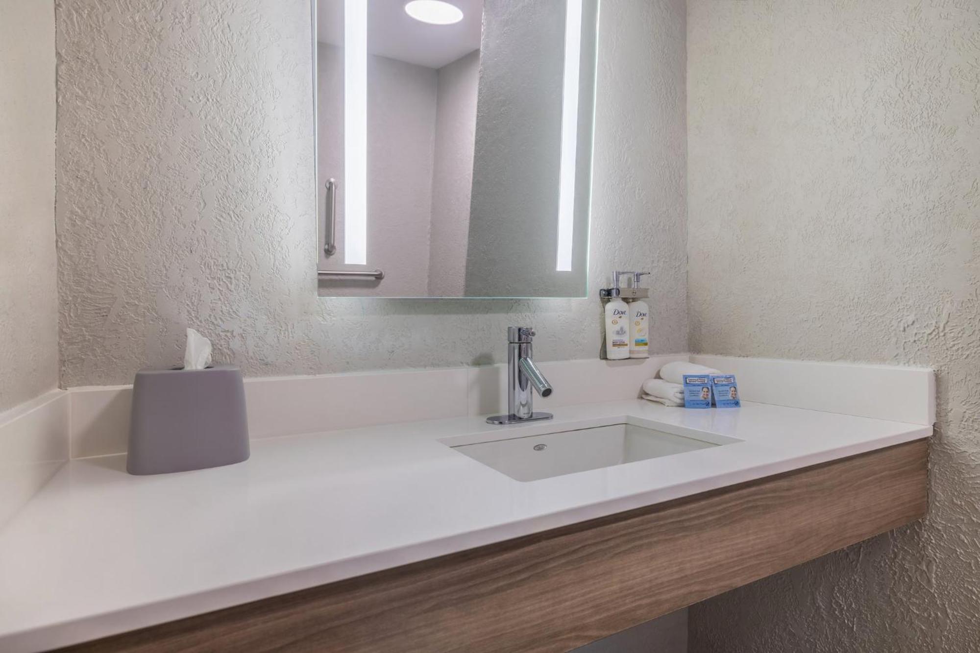 Holiday Inn Express & Suites Kansas City Airport By Ihg Extérieur photo