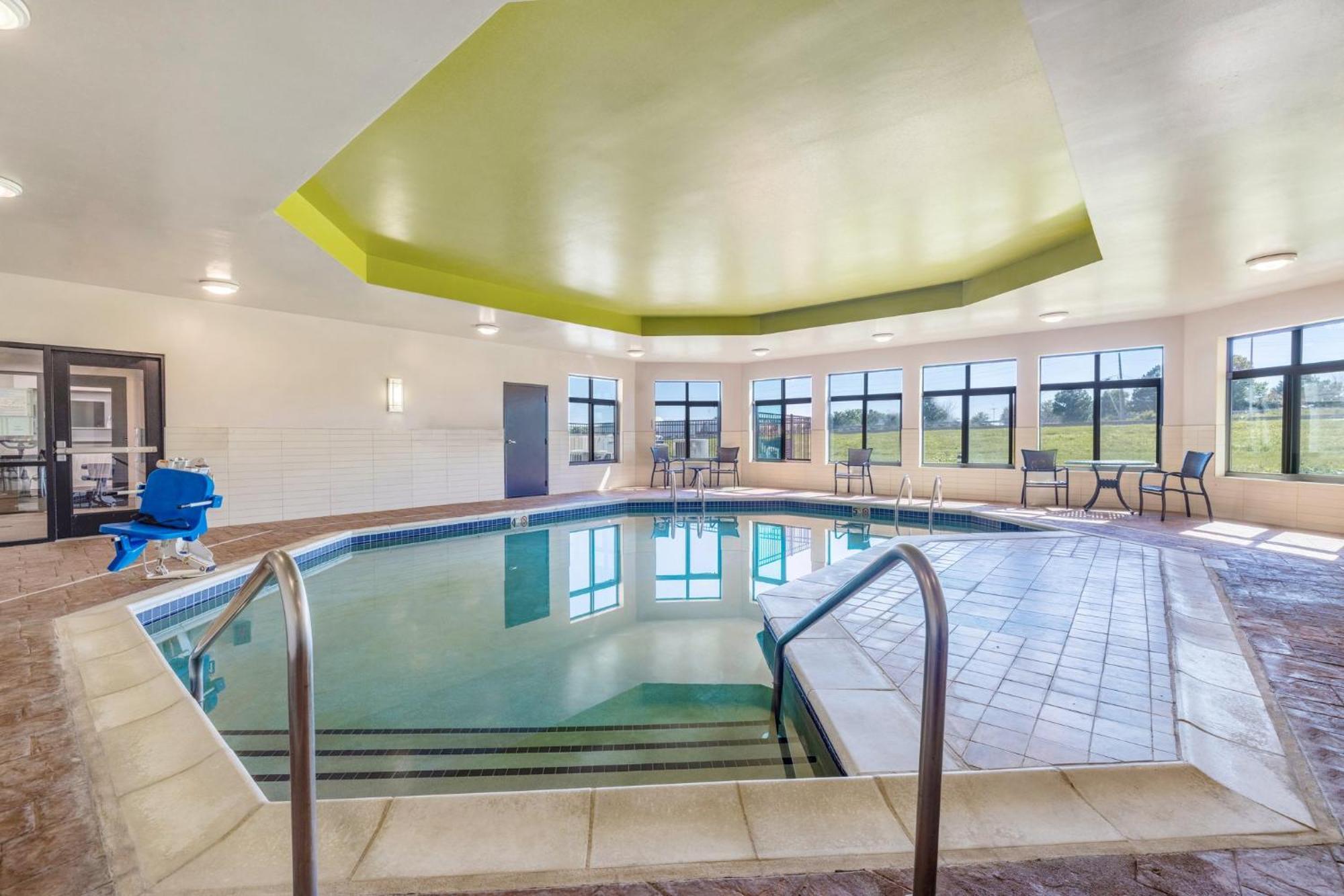 Holiday Inn Express & Suites Kansas City Airport By Ihg Extérieur photo