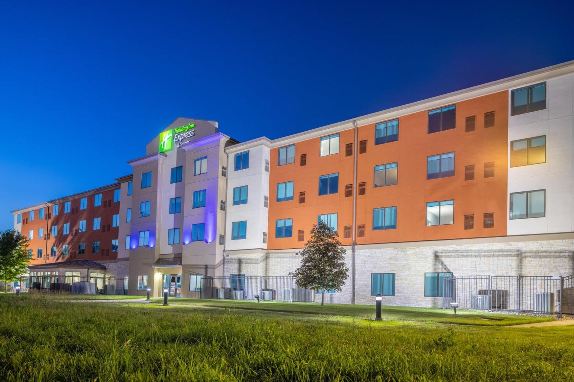 Holiday Inn Express & Suites Kansas City Airport By Ihg Extérieur photo