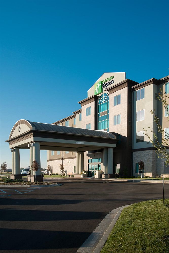 Holiday Inn Express & Suites Kansas City Airport By Ihg Extérieur photo